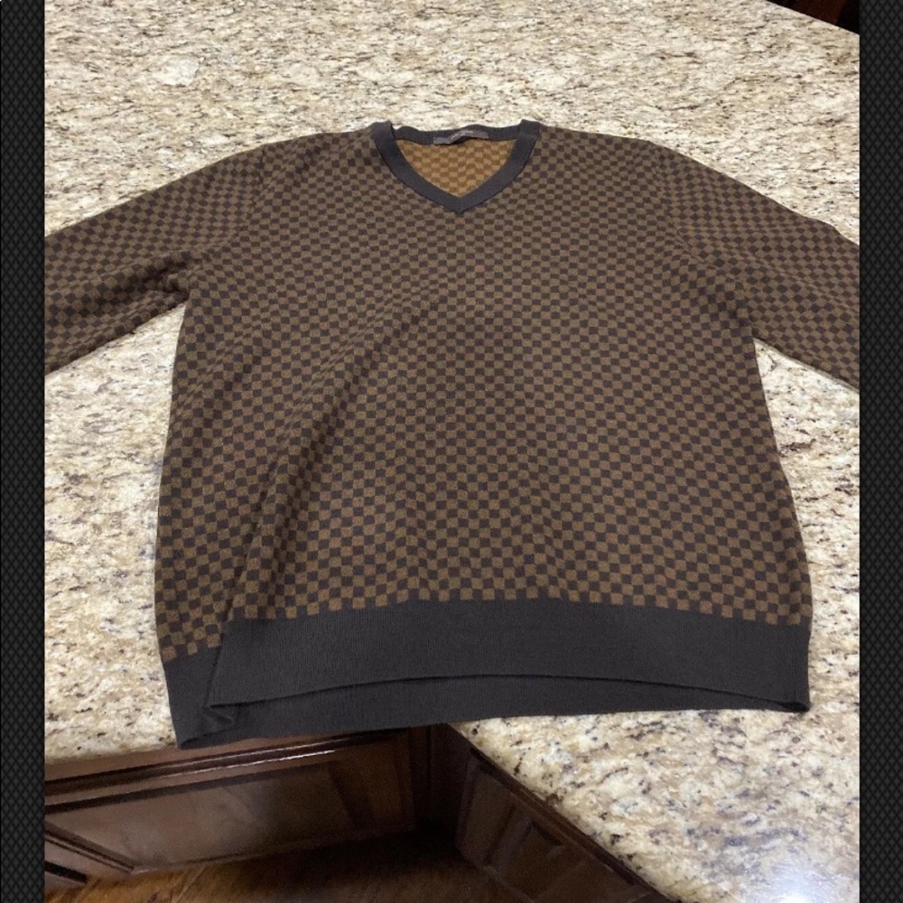 Louis Vuitton V neck DAMIER